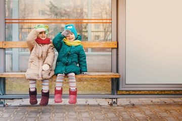 Kinder warten auf den Bus